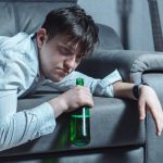 O Alcoolismo na Adolescência: Riscos, Sinais e Intervenções